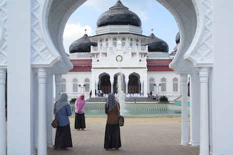 Sharia law draws rave reviews in Indonesia's Aceh