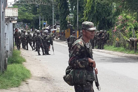 <p>Soliders patrol Zamboanga City following MNLF assault (PIA 9)</p>