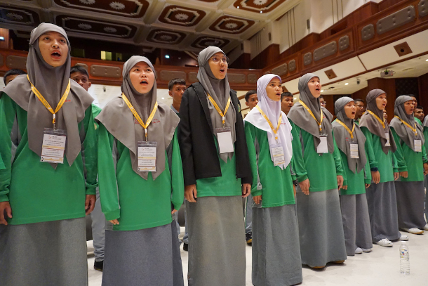 Interfaith choir underlines pope's message of solidarity