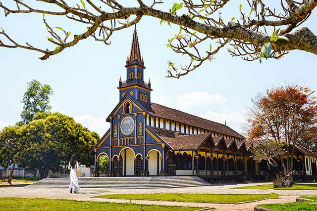 Vietnam’s wooden cathedral enlivens the dream of French missionary
