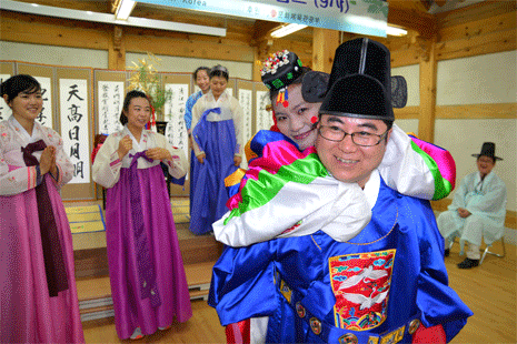 Migrant families taste traditional Korean culture