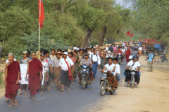 Villagers heckle Suu Kyi on mine visit
