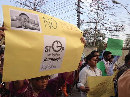 Journalists protest over death threats 
