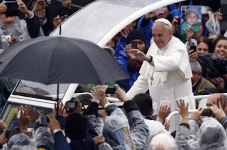 Crowds brave the rain for first Mass of papal tour