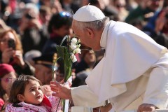 Pope Francis sends Easter cakes and rosaries to Iraq