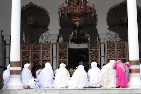 North Aceh’s new bylaw separates male, female students       