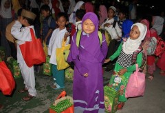 Indonesian Catholics help poorest Muslims celebrate Eid