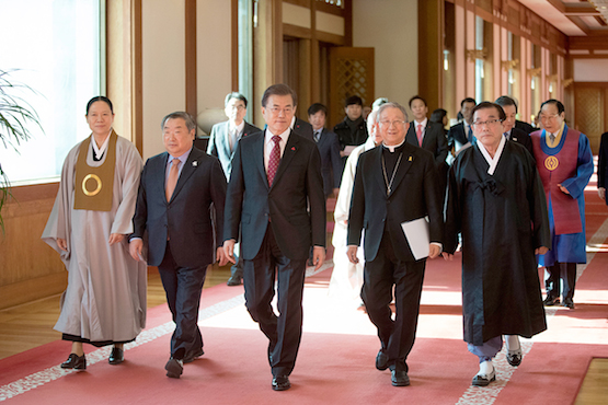 Korean leader calls on religions to help spur North talks 