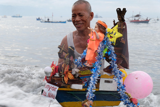 Filipino sea procession honors Child Jesus 