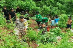Indonesian youths plant trees to protect environment