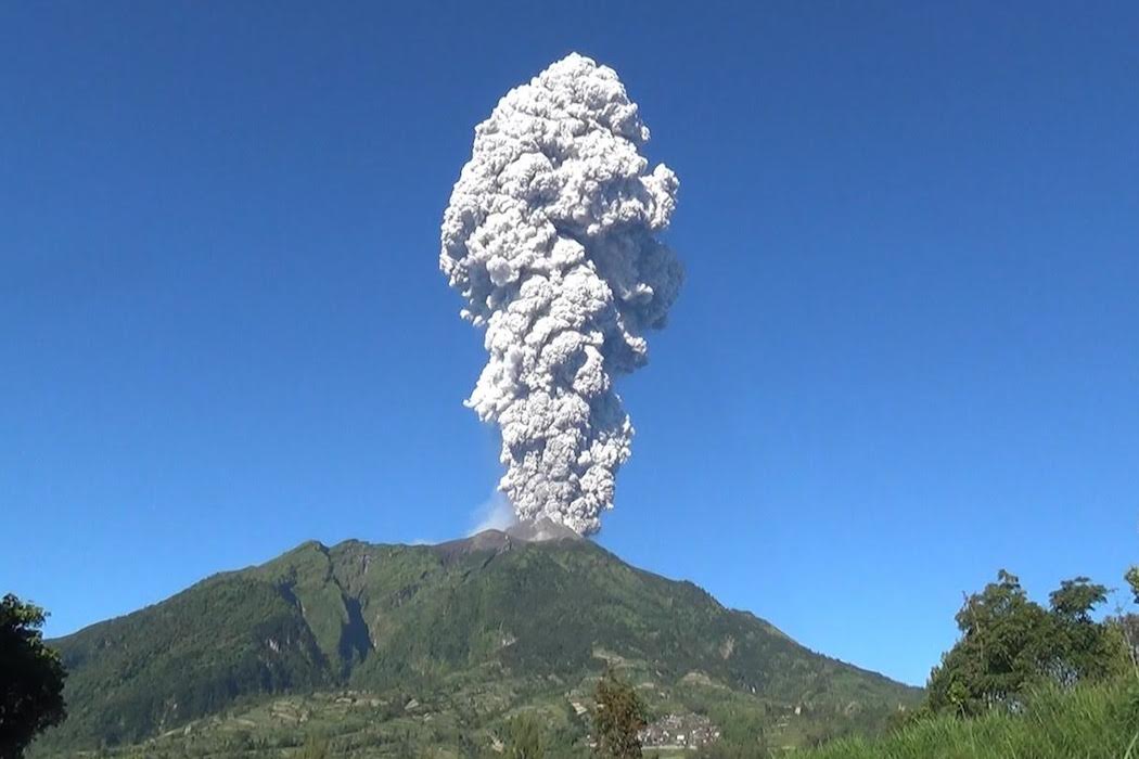 Caritas distributes aid as Indonesian volcano erupts 