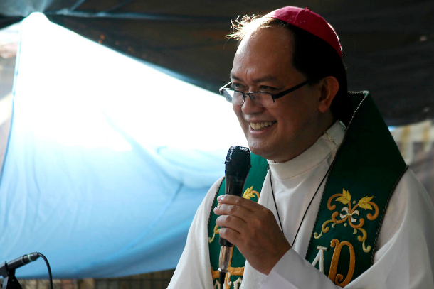 Pope backs Filipino bishop who received death threats