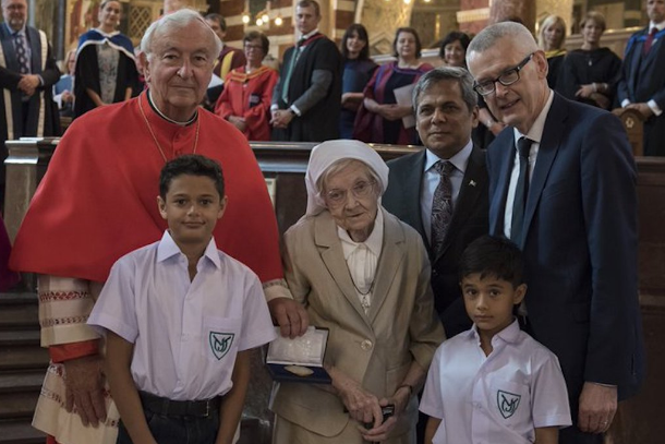 Cardinal presents medal to nun for lifetime's teaching in Pakistan