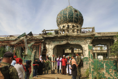 Philippine Christians, Muslims pray in Marawi's ruins