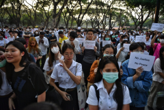 Thai students form flash mobs in support of disbanded party