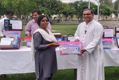 Pakistani bishops distribute kits amid Covid-19 crisis