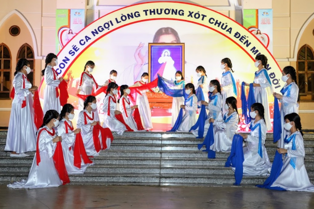 Vietnam suspends religious services to stem Covid-19