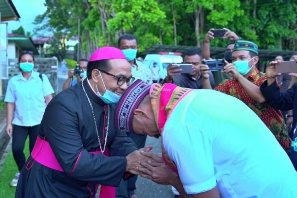 Under-fire Indonesian governor turns to bishop for support