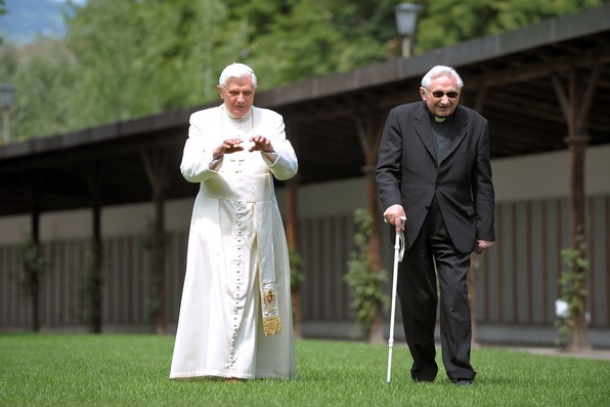 Pope Francis sends condolences to Pope Benedict for brother's death