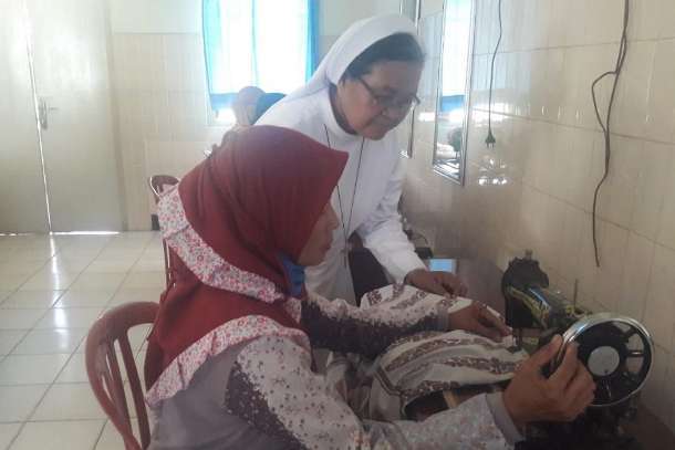 Indonesian nun lightens load on poor single mothers 