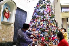 Indonesian Christians, Muslims create Covid Christmas tree