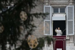 No pandemic can extinguish Christ's light, pope says at Angelus