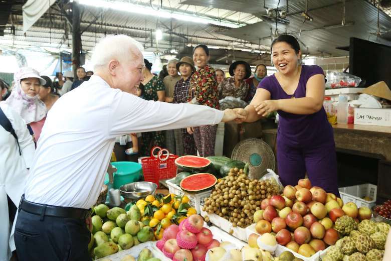Vietnamese bishop shows Christmas love to market retailers
