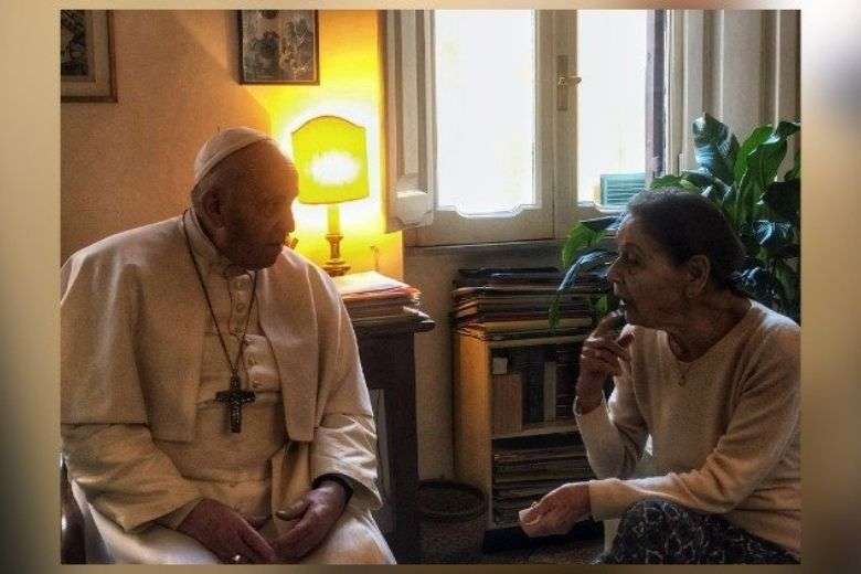 Pope visits holocaust survivor, thanks her for her witness
