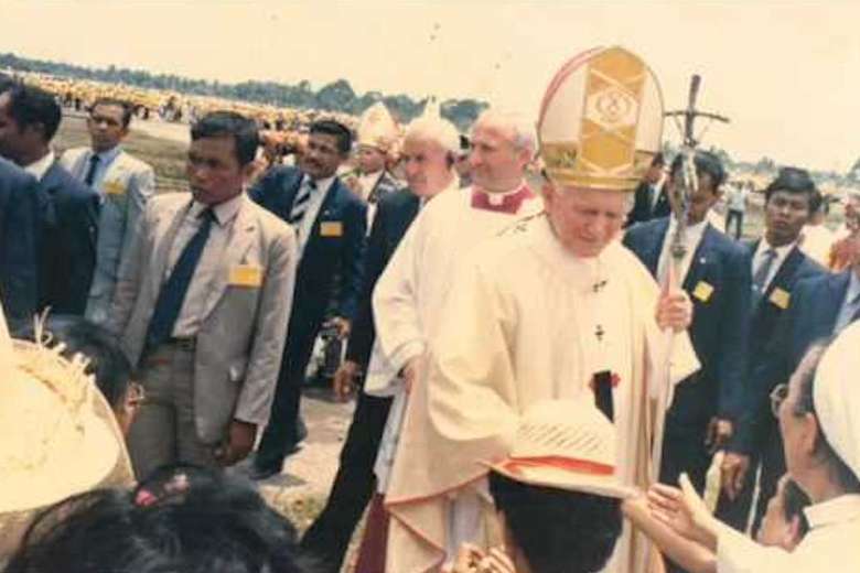 Indonesian president follows Pope John Paul II's lead