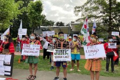 Philippine police storm Catholic school to arrest students