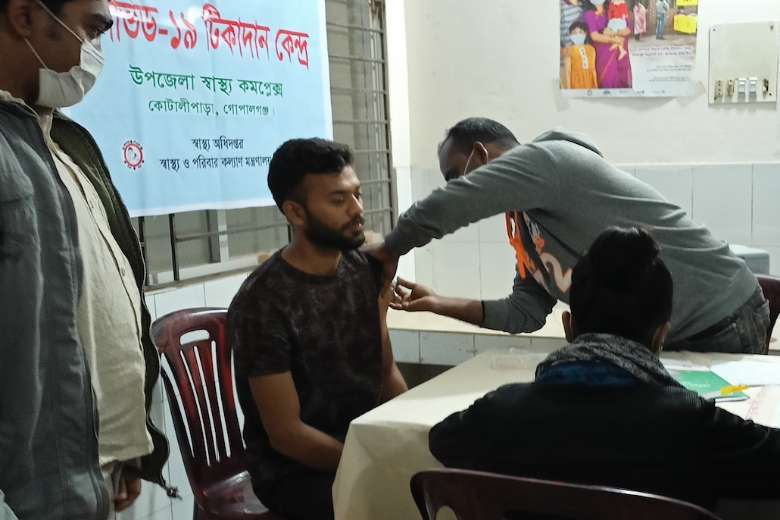 Poor Response To Bangladesh S Covid 19 Vaccination Drive Uca News [ 520 x 780 Pixel ]