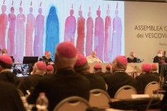 Synod process must be bottom up, pope tells Italian bishops