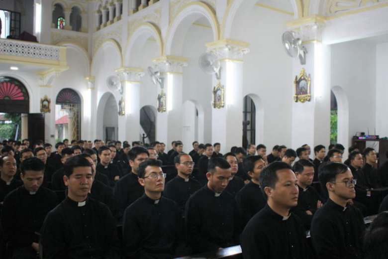 Vietnam's seminarians start new life on Cassock Day