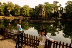 Cambodia delays welcoming tourists by a year