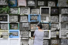 Filipinos flock to cemeteries ahead of All Saints' Day closure