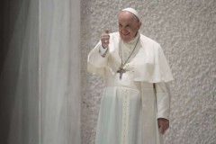 Pope encourages youngsters to create healthier new economy