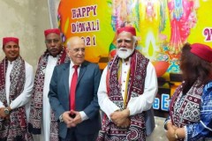 Cardinal Coutts celebrates Diwali in Pakistan temple