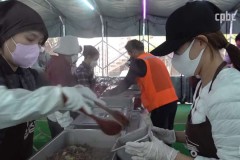 Korean Catholics feed hundreds on World Day of the Poor
