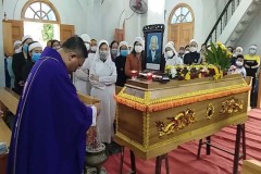 Vietnamese Catholics bid emotional farewell to lay missionary