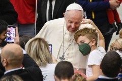 Pope tells kids: Jesus loves you, wants you to love others
