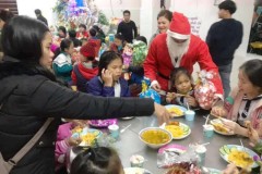 Vietnam Catholics share love and care at Christmas