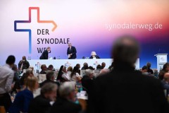 German pilgrims hand pope 'reform manifesto' critical of Synodal Path