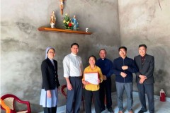 Vietnam Catholics help the needy during Lent