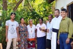 Catholics stand with fellow Sri Lankans hit by economic crisis