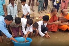 Cambodian monks bless endangered turtles