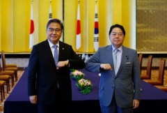 South Korean foreign minister visits Japan in bid to mend ties