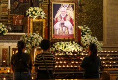 Filipino Catholics pay tribute to Pope Benedict