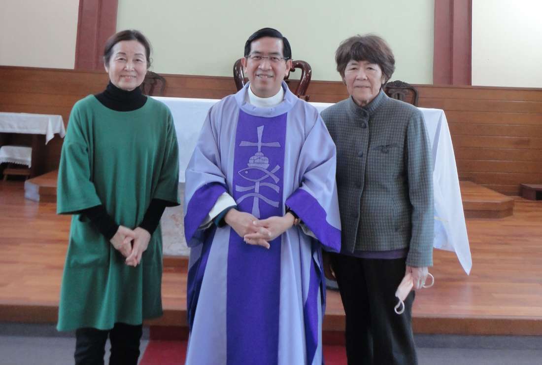 Kazuko Nabeshima (right) poses for a photograph with Father Michael Nguyen Xuan Vinh (center) and her sponsor Hatsuko Ikema (left)