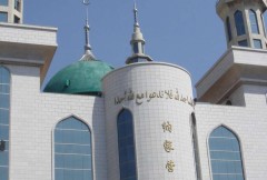 Chinese Muslims clash with police to defend mosque