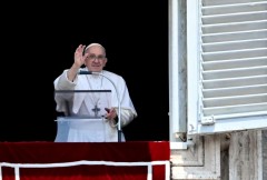 Pope leads Angelus, thanks people for prayers
